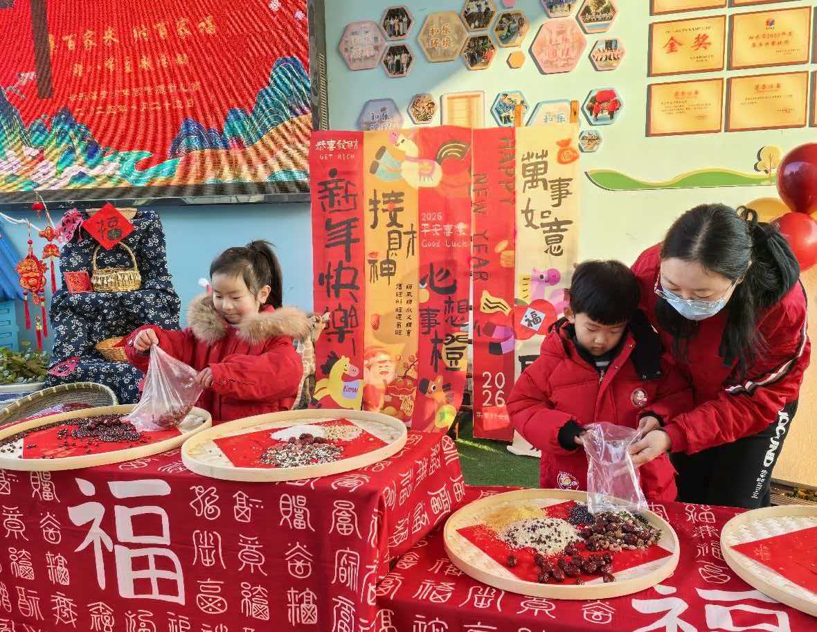 1月27日 星期二 (二版) 粥香迎臘八 福至潤童心.jpg 1月27日 星期二 (二版) 粥香迎臘八 福至潤童心.jpg