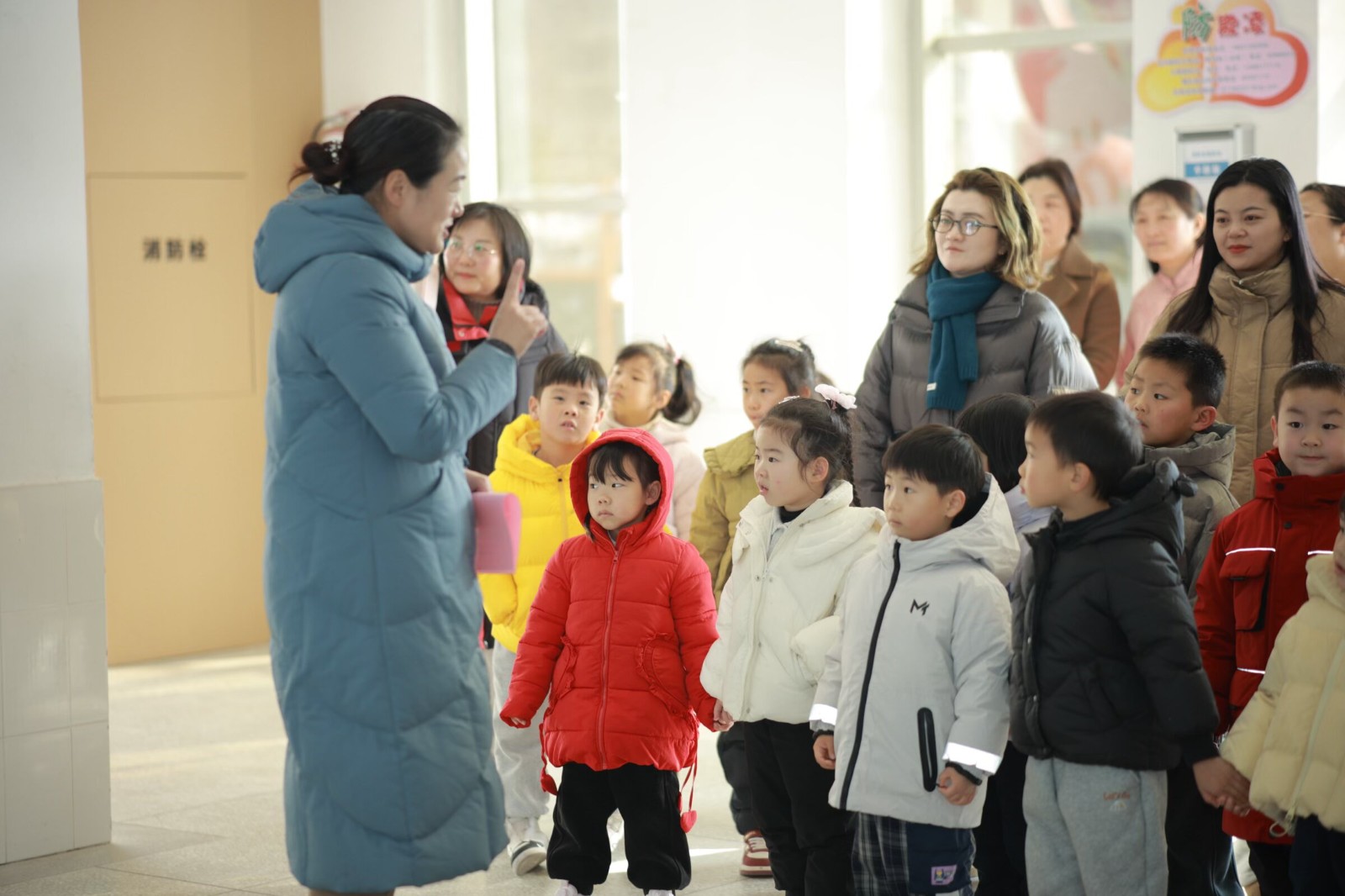 1月15日 星期四 (三版) 近日,如東經(jīng)濟(jì)開發(fā)區(qū)中心幼兒園與縣逸夫特校舉行“童心相伴,讓愛傳遞”愛心聯(lián)誼活動。兩所學(xué)校的小朋友們表演節(jié)目,并互換禮物,在心中種下了分享與感恩的種子。全媒體記者 姜寧惠 攝.jpg 1月15日 星期四 (三版) 近日,如東經(jīng)濟(jì)開發(fā)區(qū)中心幼兒園與縣逸夫特校舉行“童心相伴,讓愛傳遞”愛心聯(lián)誼活動。兩所學(xué)校的小朋友們表演節(jié)目,并互換禮物,在心中種下了分享與感恩的種子。全媒體記者 姜寧惠 攝.jpg