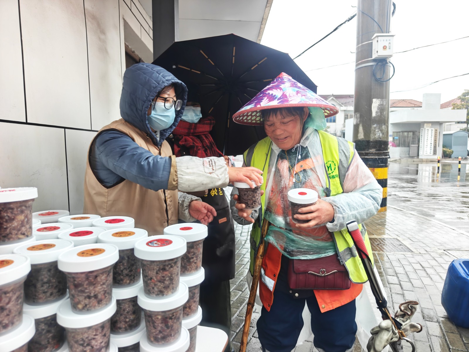 1月27日 星期二 （二版） 1月26日是傳統節日臘八節，當天早晨，如東縣城雨花齋精心熬制了1000多份臘八粥，在南市場等多處設點，向市民免費供應和發放。雨花齋是一家以推廣健康養生、低碳環保、關愛生命的生活方式為宗旨，弘揚中國傳統文化孝道、仁愛等理念的免費素食館。全媒體記者 張亦徐 攝.jpg