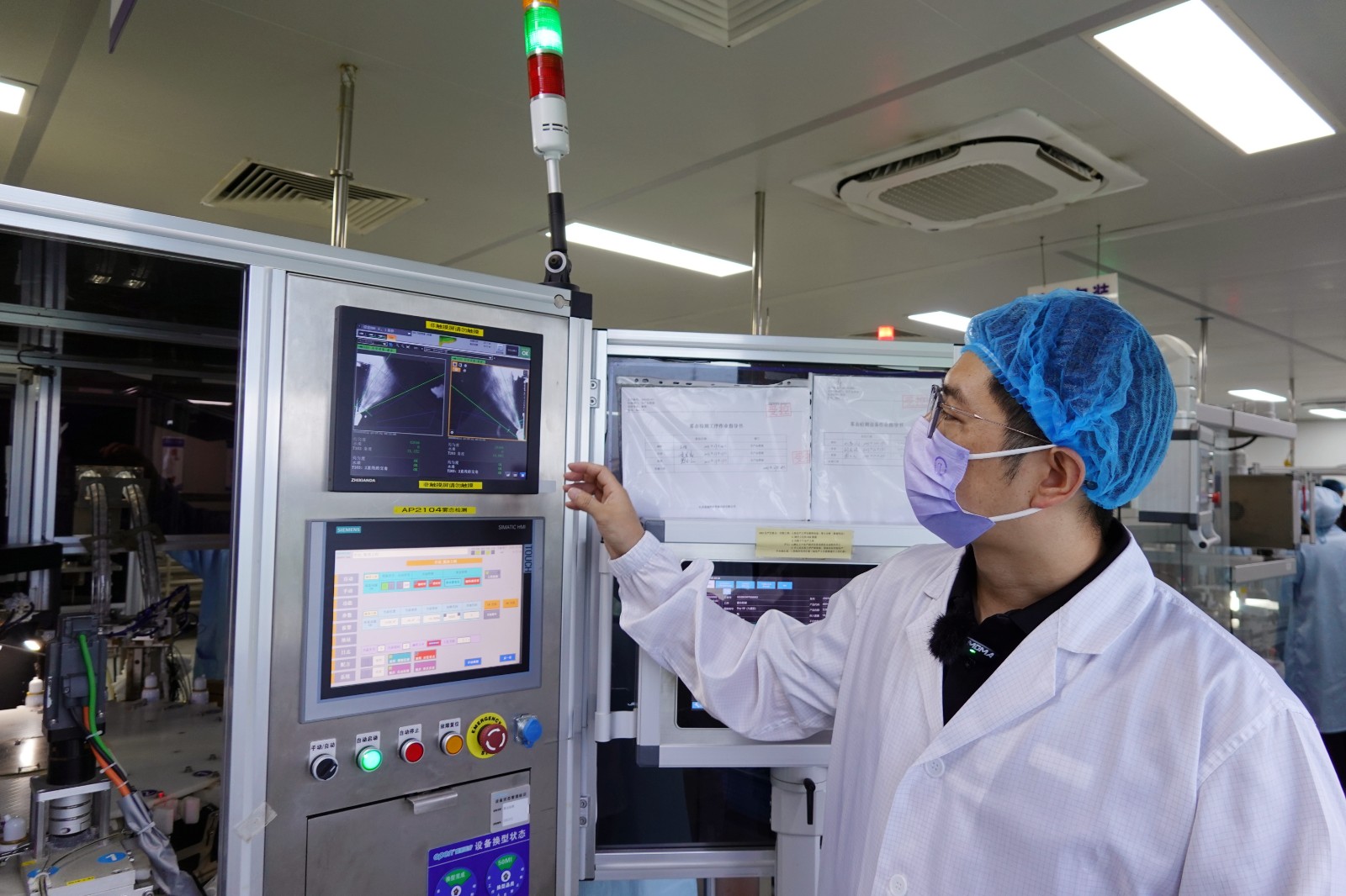 7月11日 星期五 （一版） 當前，愛朋醫療正加速推進生產體系數字化與智能化轉型，打造基于IOT集成驅動的鼻腔護理噴霧器智能工廠，涵蓋諾斯清海水鼻腔護理噴霧器生產車間的整體建設與升級（二）。全媒體記者 袁嘉翊 朱南州 攝.jpg